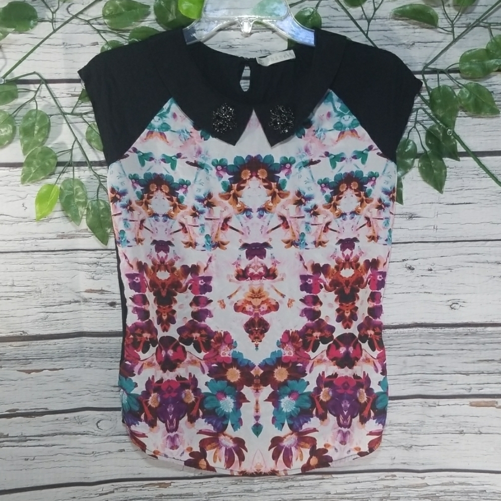 Hinge collared dainty floral blouse jeweled sz XS